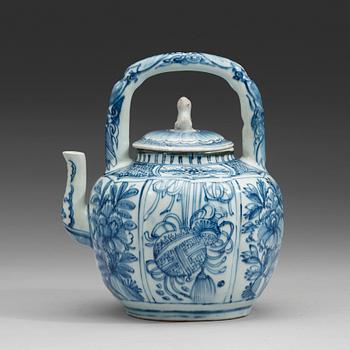 523. A blue and white porcelain teapot and cover, Ming dynasty (1368-1644).