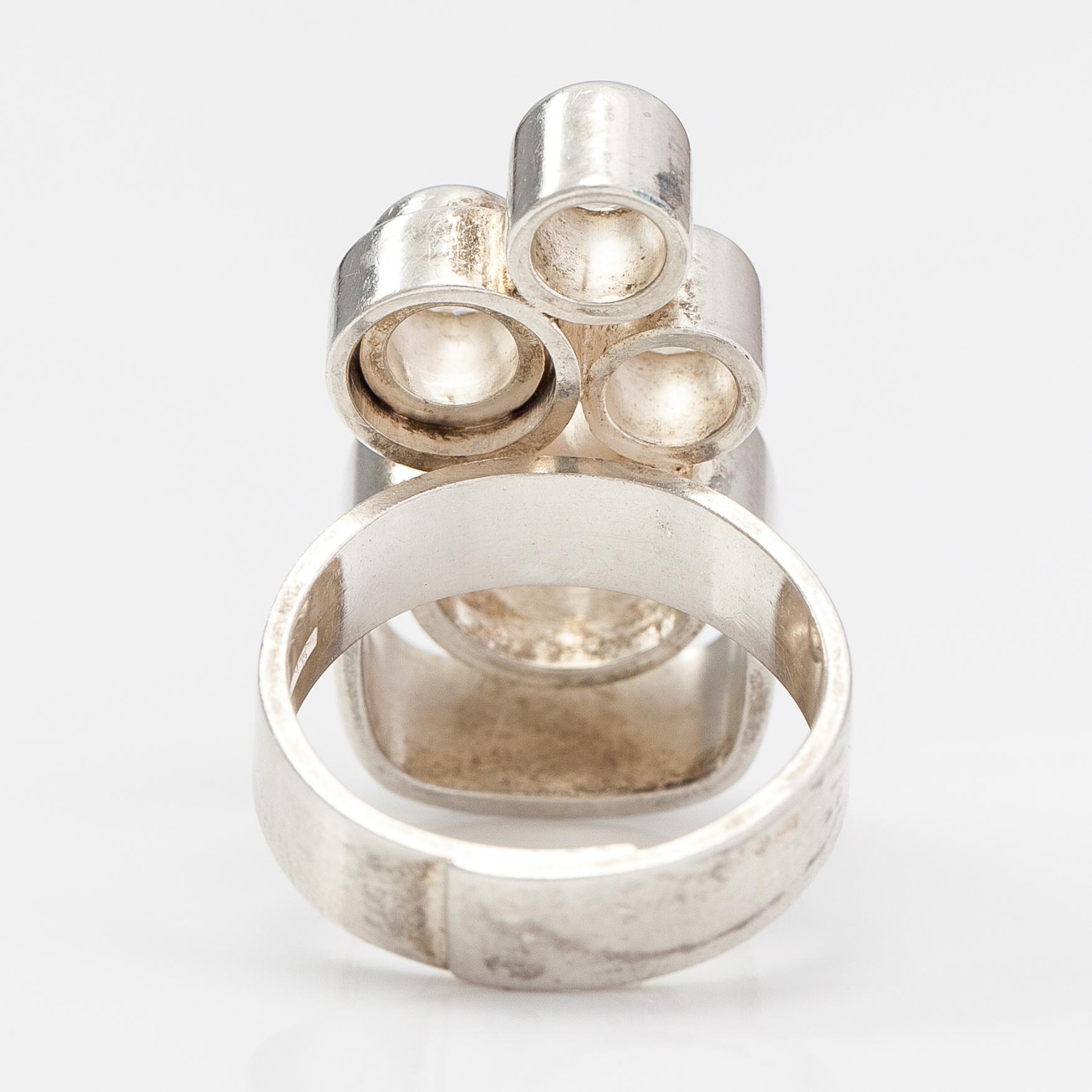 Elis Kauppi, Ring "Fjällbäck", sterlingsilver och bergskristall. Kupittaan kulta, Åbo.