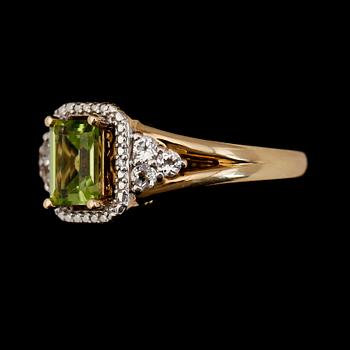 RING, 14K guld, peridot, topaser och diamanter.