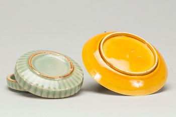 LOCKDOSA samt FAT, porslin, Kina, 1900-tal.