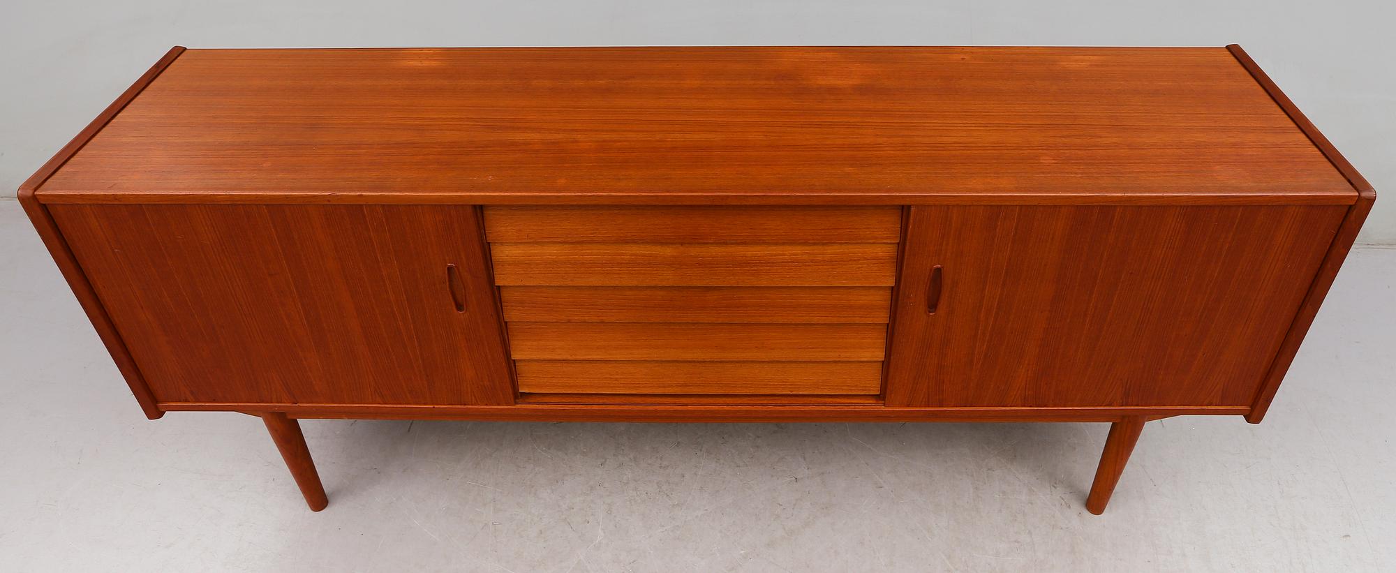SIDEBOARD, "Trio", Nils Jonsson, Troeds, 1900-talets andra hälft.