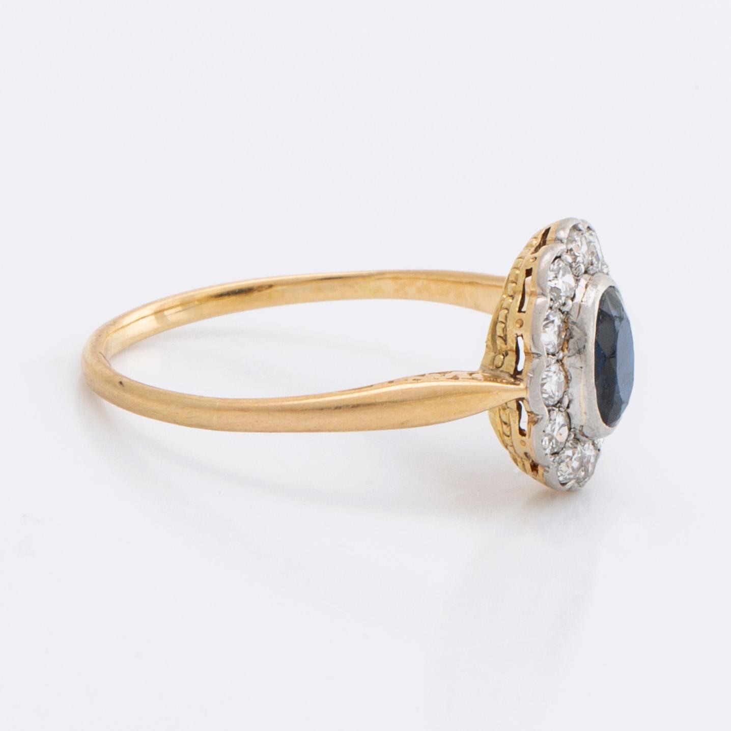 RING 18K gold w 1 sapphire approx 5 x 3 mm and old-cut diamonds approx 0,35 ct in total.