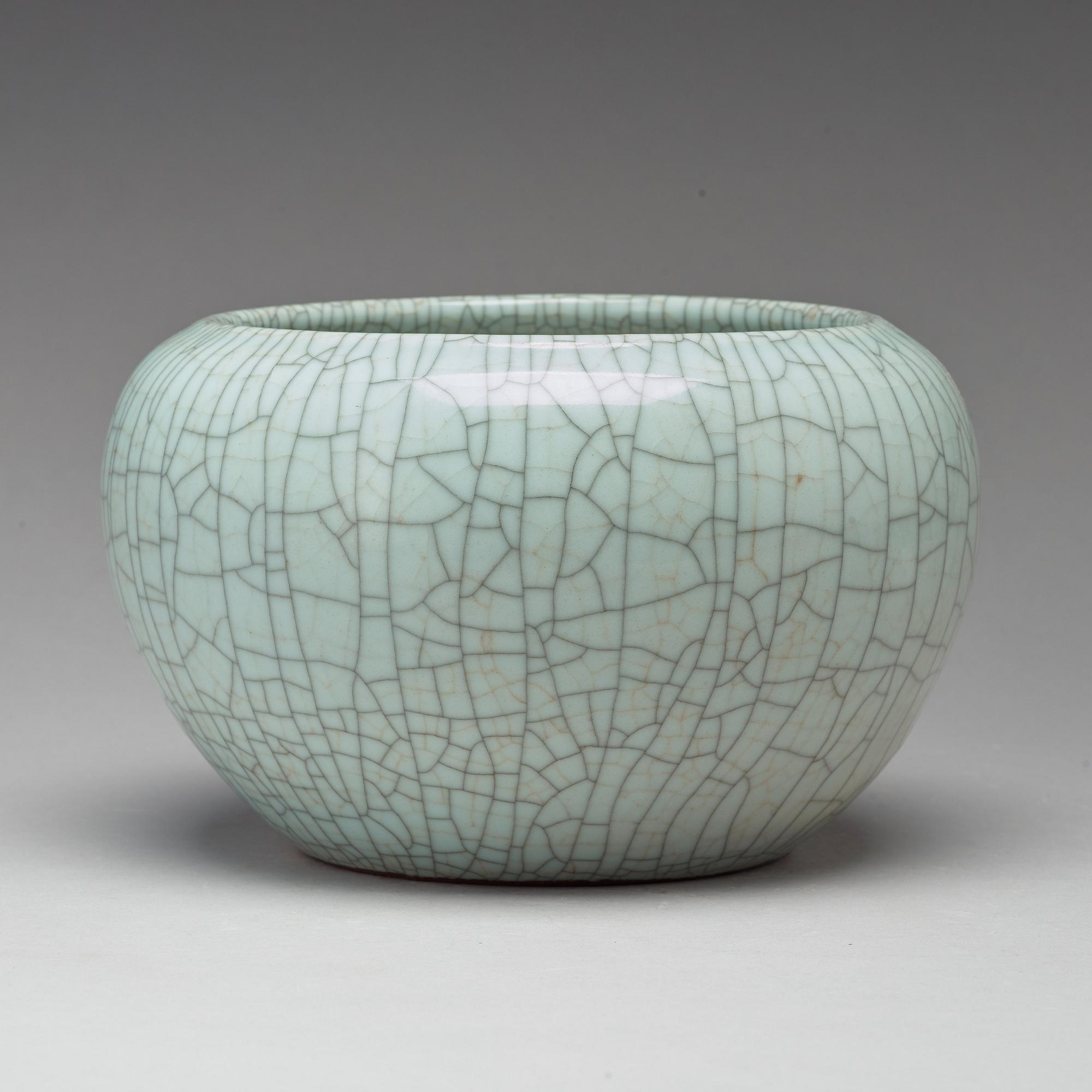 A ge-glazed bowl/censer, Qing dynasty.