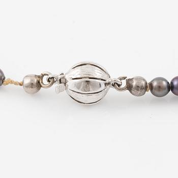 Pearl necklace, clasp in silver.