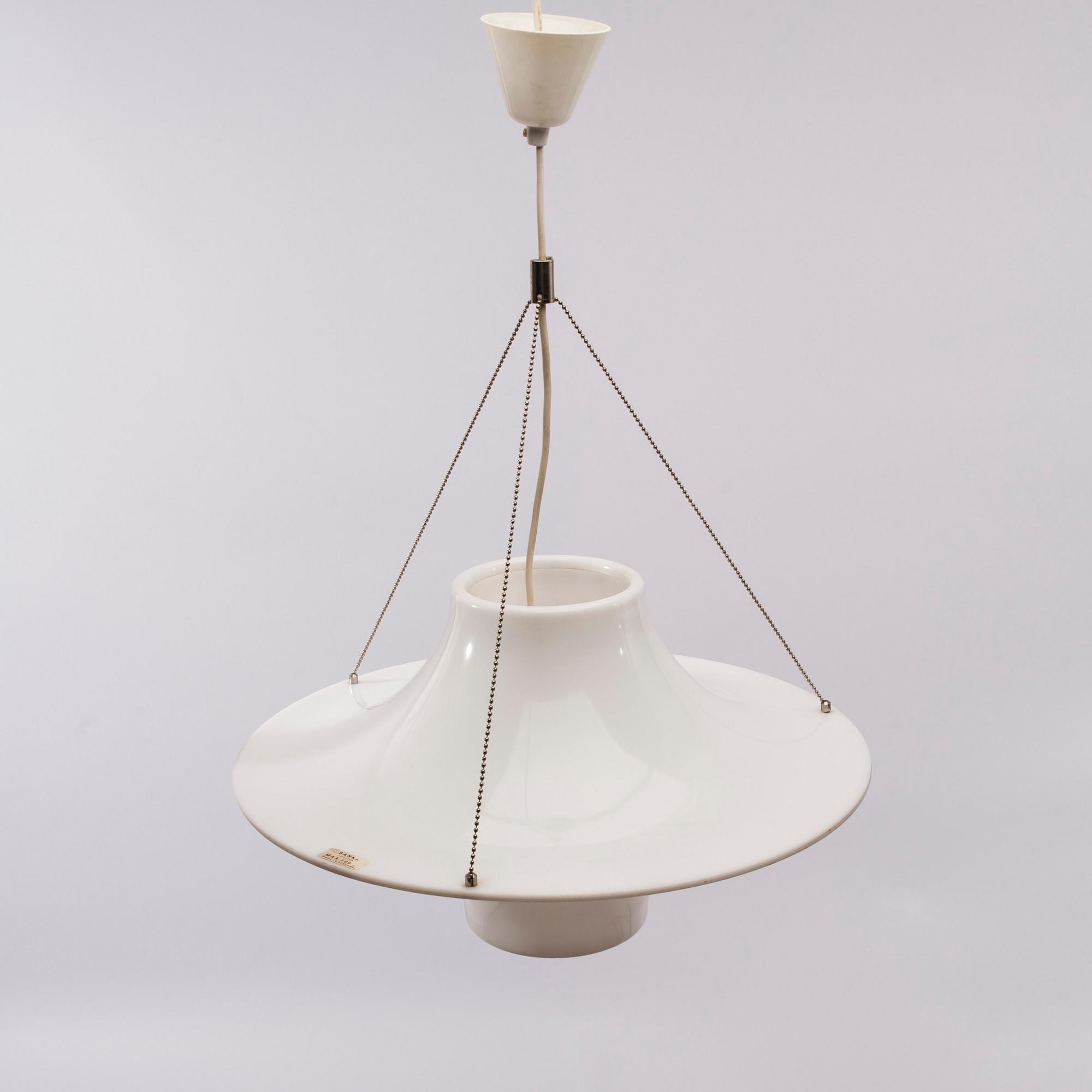 TAKLAMPA, "Fiskmåsen", Yki Nummi, tillverkare Sanka. Formgiven 1959. Totalhöjd 60 cm.