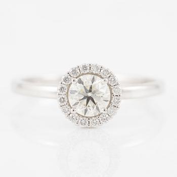 Ring in 14K gold with round brilliant-cut diamonds.