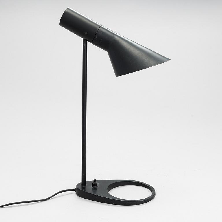 Arne Jacobsen, bordslampa, "AJ" mini, Louis Poulsen, Danmark.