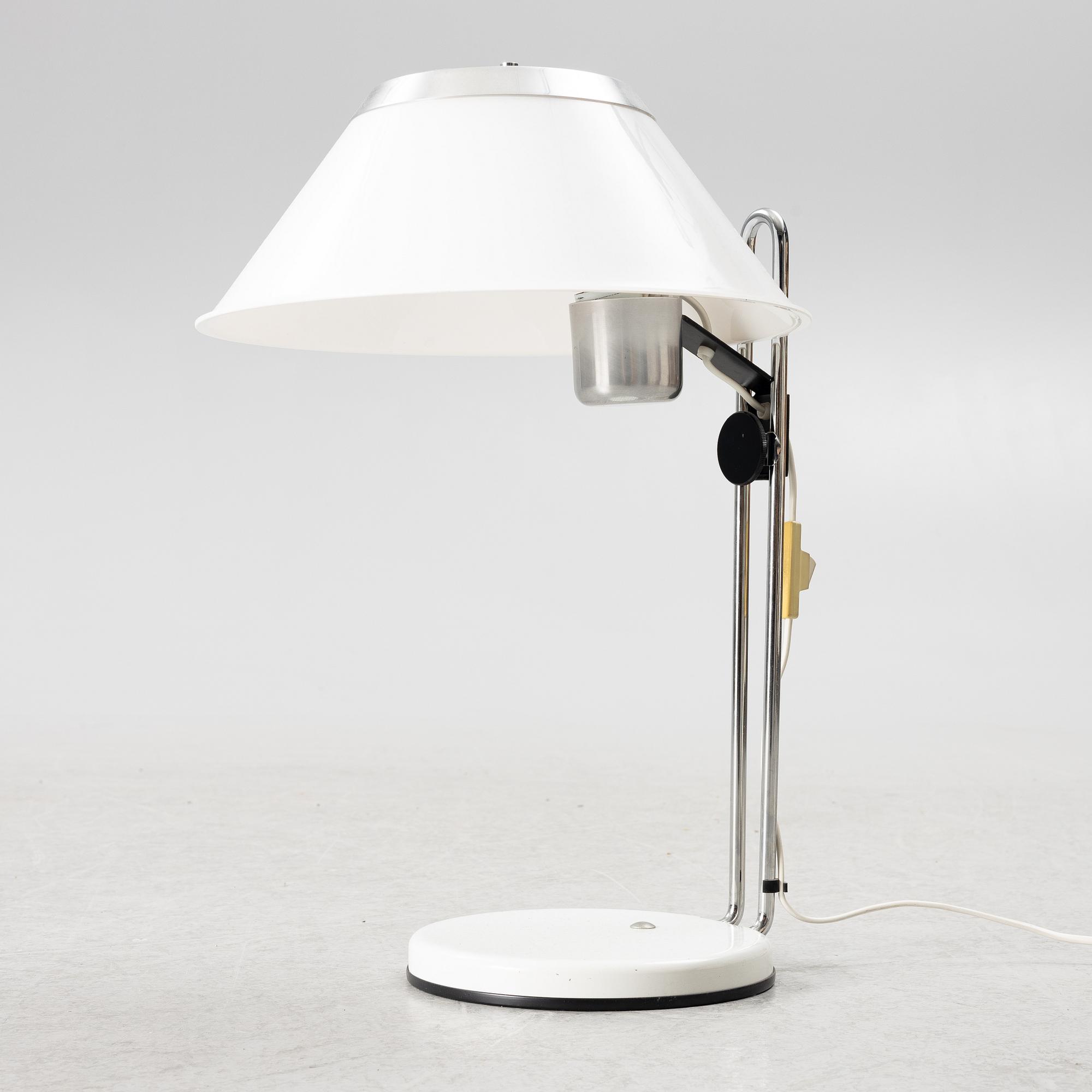 Per Sundstedt, golvlampor, ett par,  samt bordslampa, "Mars", Kosta Lampan, resp Ateljé Lyktan, sent 1900-tal.