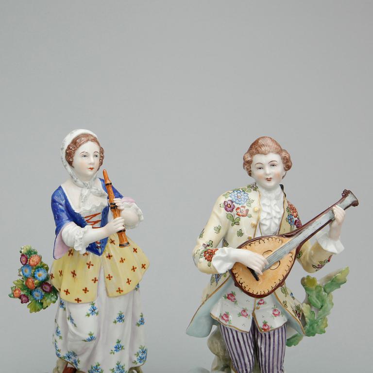 FIGURINER, ett par, porslin, bär märkning, 1900-tal.