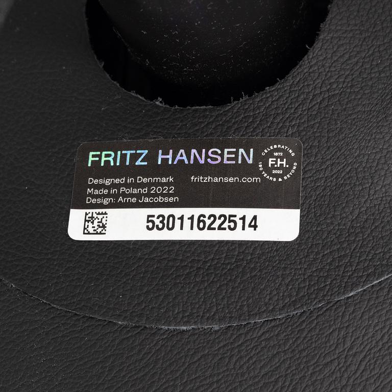 Arne Jacobsen, fåtölj och fotpall, ”Ägget”, Fritz Hansen, Danmark, 2022.