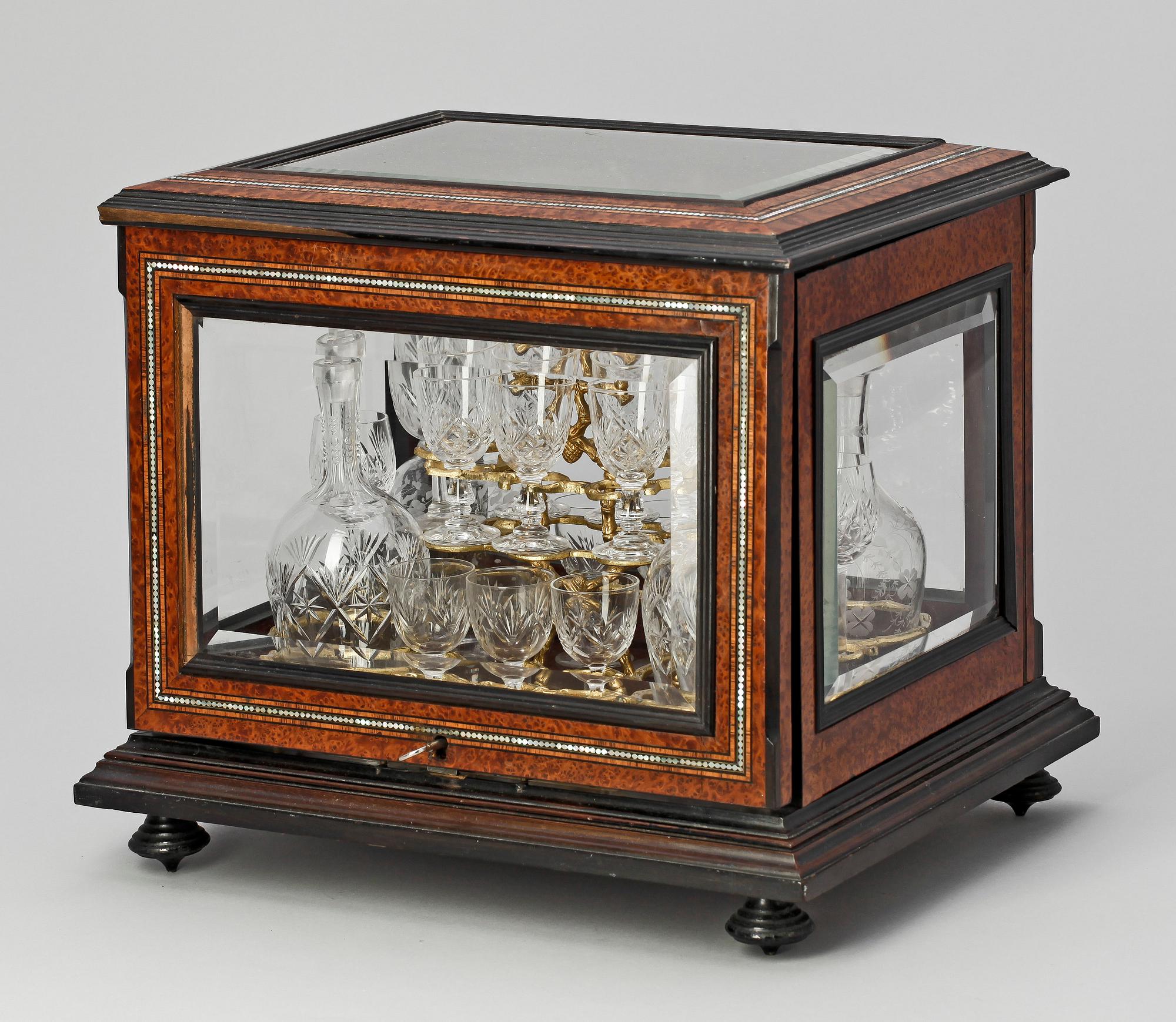 SCHATULL med 4 karaffer och 16 starkvinsglas, sekelskiftet 1900.