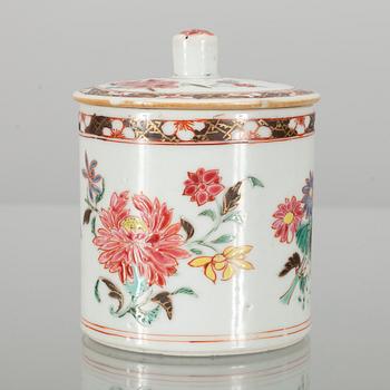 KRÄMKOPP OCH TALLRIK, porslin, Kina, famille rose, Qianlong 1736-1795.