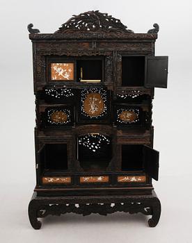 SKÅP, ostindiskt, 1900-talets första hälft.