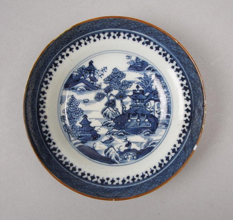 TEKOPPAR MED FAT, 4 st samt ASSIETTER, 2 st, porslin, Kina, 1700-1800-tal.