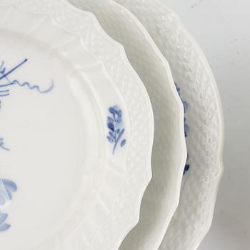 Sevisdelar, porslin, 83 delar, "Blå Blomst", Royal Copenhagen, Danmark.
