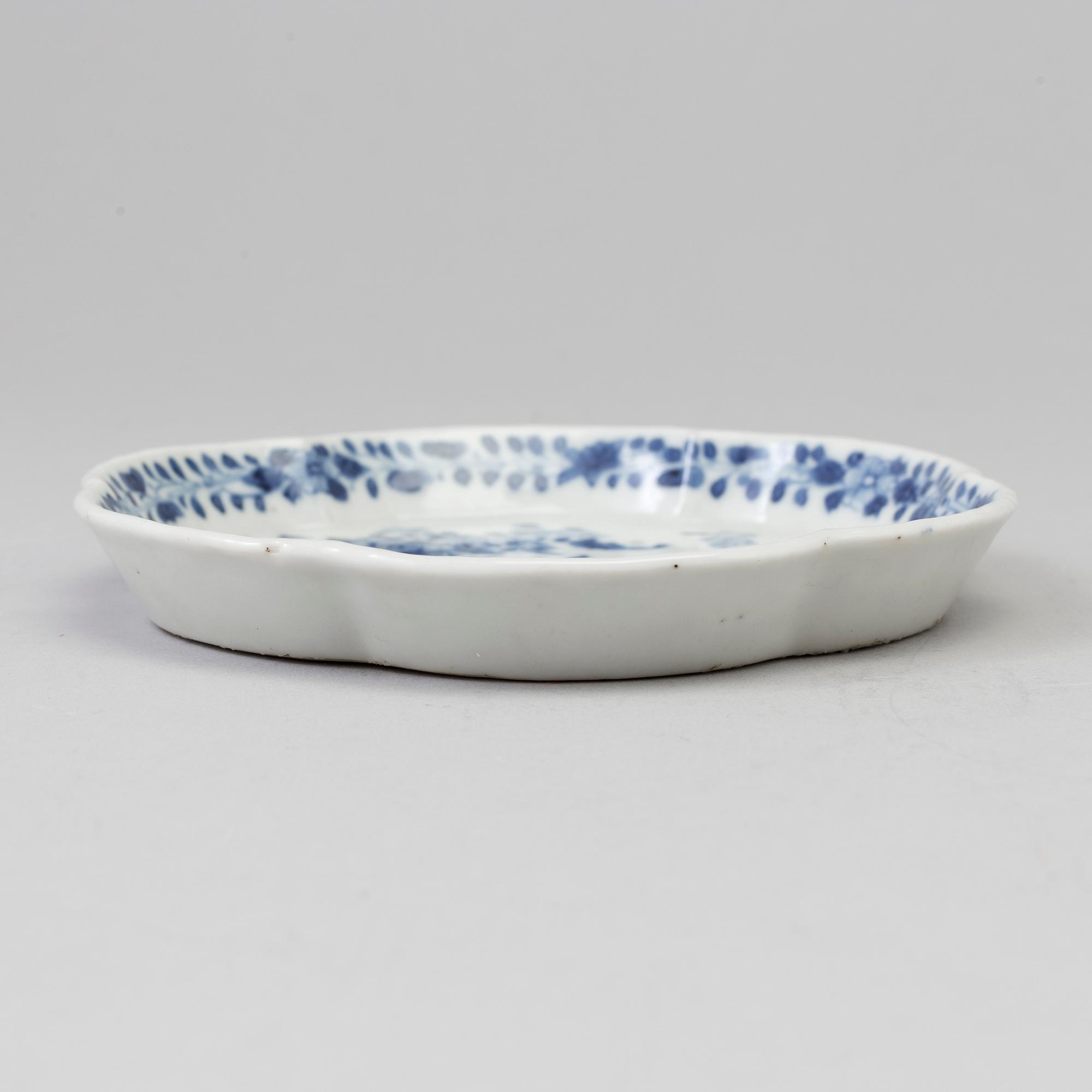 A blue and white coaster/tray, Qing dynasty, Qianlong (1736-95).