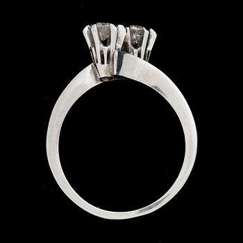 RING, 18k vitguld med briljantslipade diamanter ca 0,40ct. Vikt ca 4g.