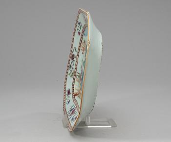 A famille rose serving dish, Qing dynasty, Qianlong (1736-95).