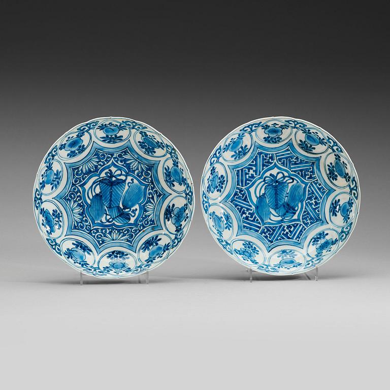 A pair of two blue and white kraak dishes, Ming dynasty Wanli (1572-1620).