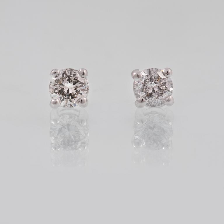 ÖRHÄNGEN, 18K vitguld med briljantslipade diamanter ca 0.83 ct. Vikt 2,4 gram.