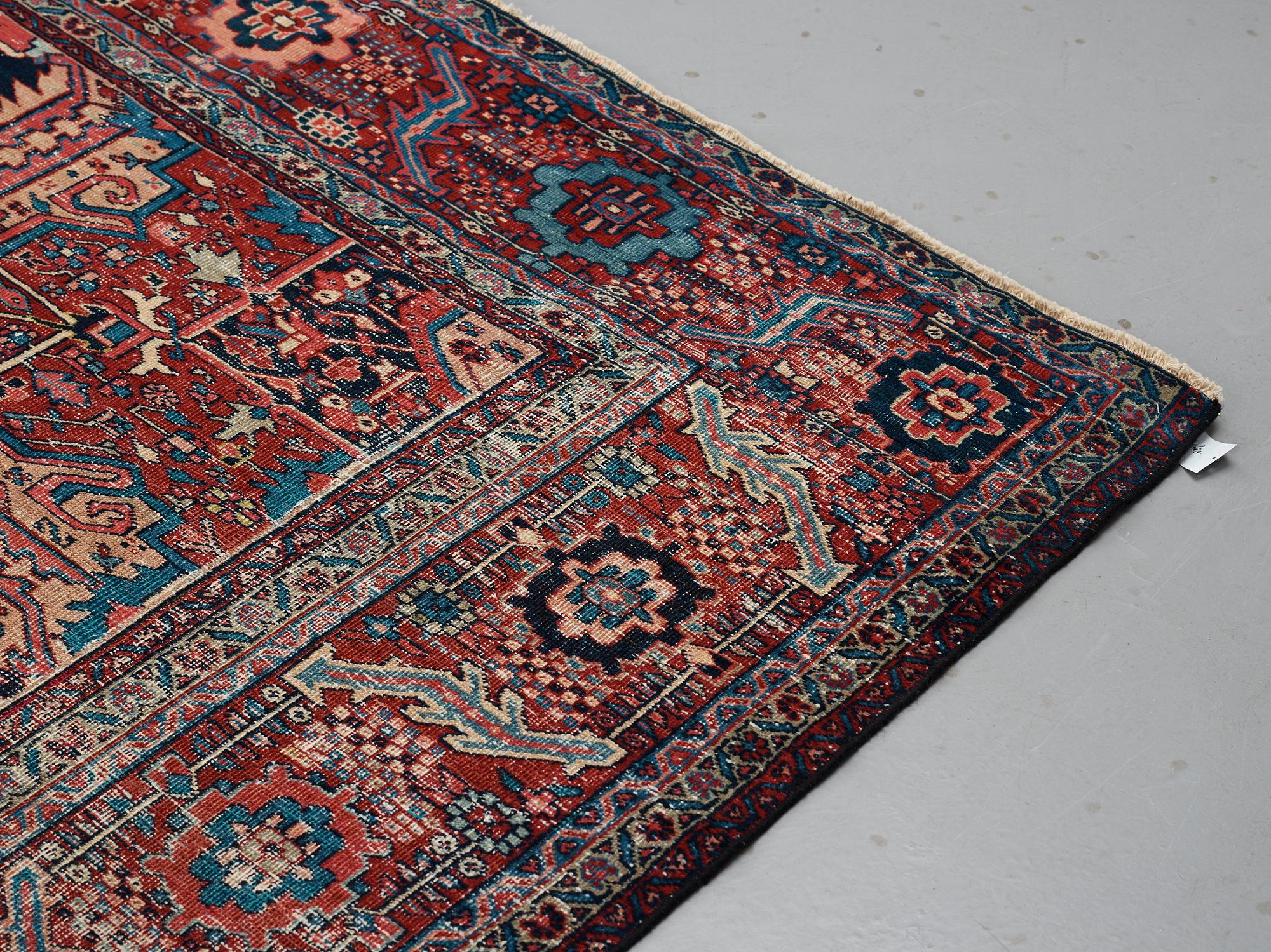 Matto, a semi-antique West Persian, ca 466,5-470,5 x 334,5-350 cm.