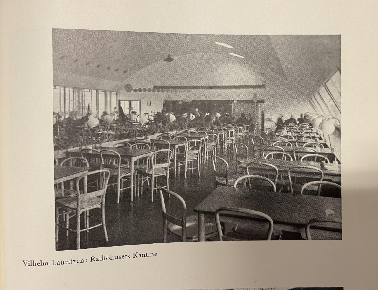 Vilhelm Lauritzen, a set of 6 'Radiohus' chairs, Fritz Hansen,  Denmark, 1940s.