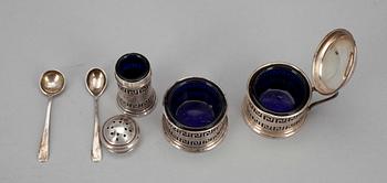 SALTKAR och PEPPARSTRÖARE samt SENAPSBURK i etui, silver, Birmingham, England 1931-32. Silvervikt tot. ca 30,5.