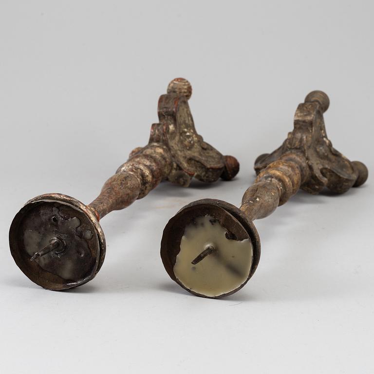 A pair of painted wood candlesticks, 17th/18th century.