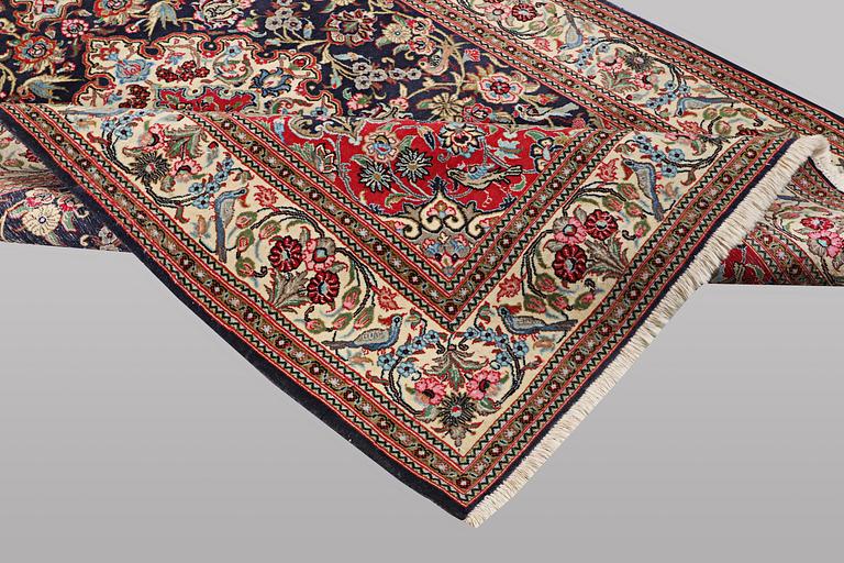 A carpet, Quum, ca 254 x 160 cm .