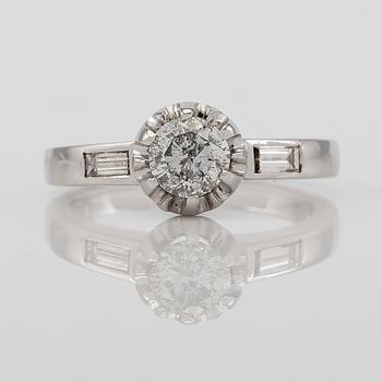 RING, 18K vitguld och diamanter tot ca 0.96 ct. varav en ca 0.77 ct.