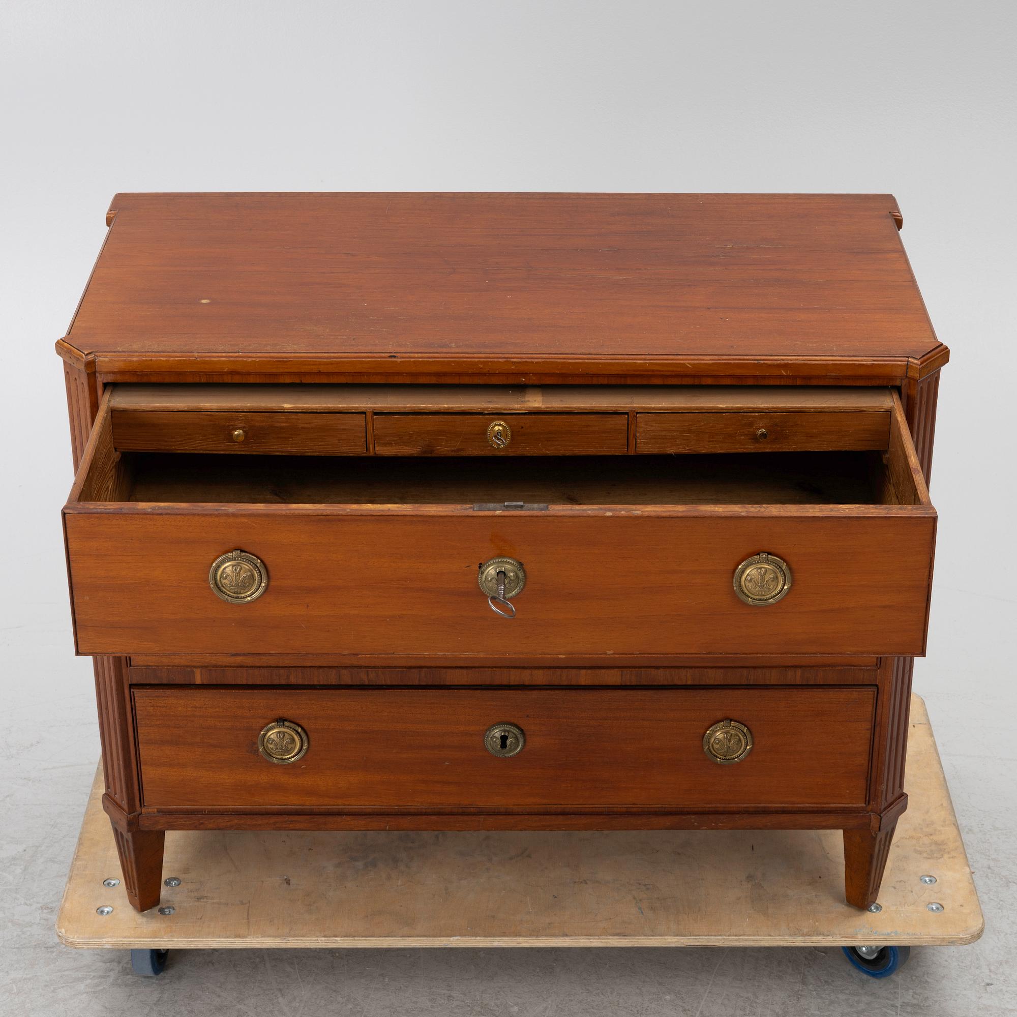A Gustavian chest of drawers, end of the 18th century,