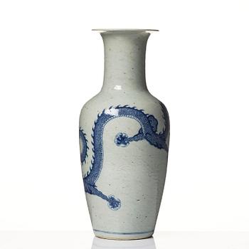 A large Chinese blue and white 'five clawed dragon vase' vase, late Qing dynasty, 19th century.