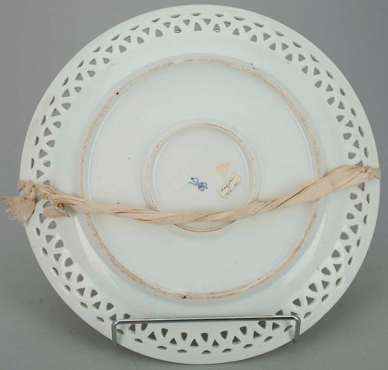 TALLRIK, porslin, Paul I:s tid (1796-1801). Kejserliga Porslinsmanufakturen i St. Petersburg. 1800-talets början.