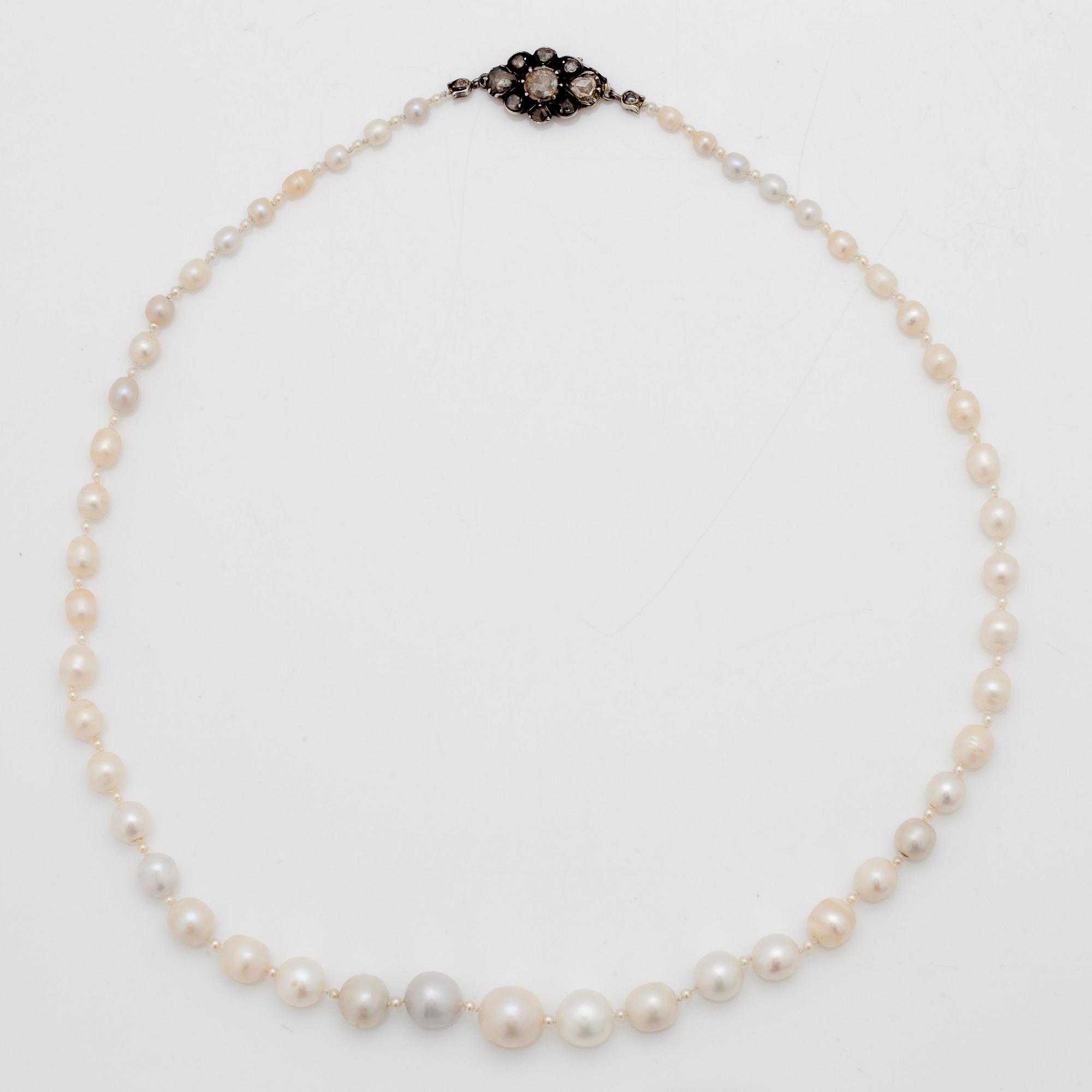 A natural freshwater pearl necklace. Clasp with rosecut diamonds. Certificate from GCS.