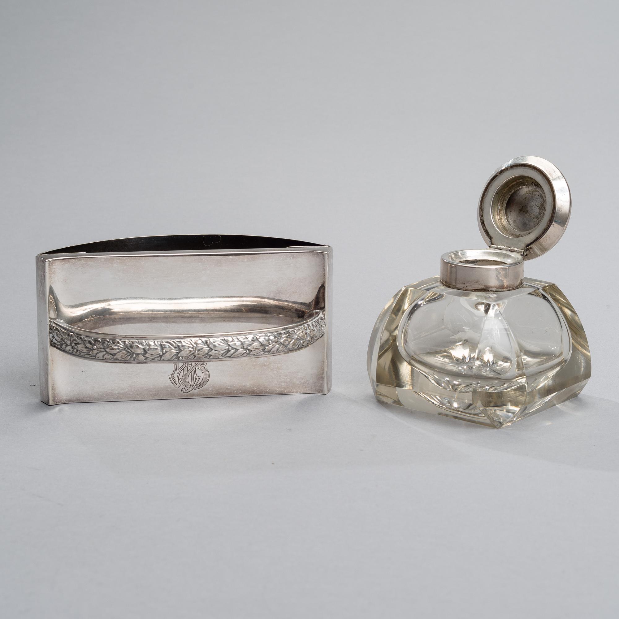 SKRIVSTÄLL, 4 delar, silver och glas, Åbo samt Helsingfors 1922. Tot vikt silver 694 g.