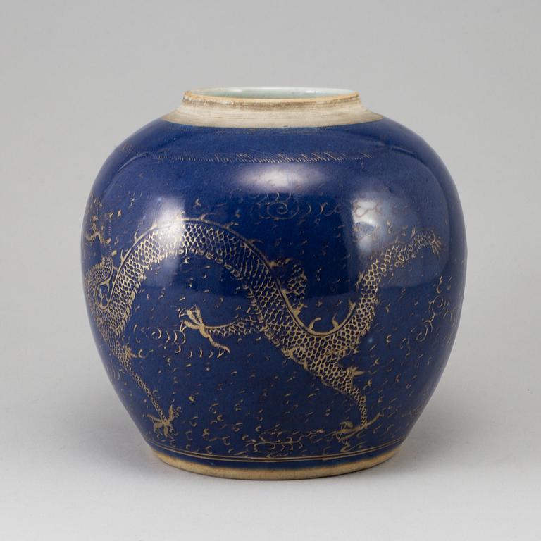 A Chinese dragon jar, Qing dynasty, presumably around 1800.