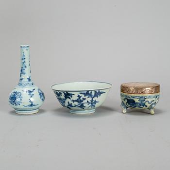 A group of blue and white porcelain, Ming dynasty, 17th Century. (3 pieces).