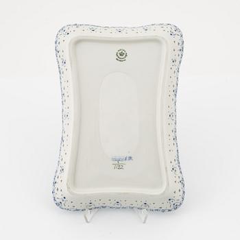 Royal Copenhagen, gallerfat, porslin, "Musselmalet helblond", Danmark, 1974-78.