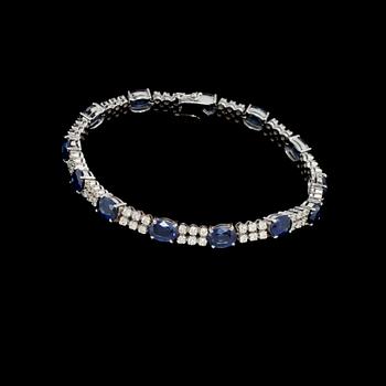 ARMLÄNK, 18k vitguld med 13 fasettslipade blå safirer samt 78 briljantslipade diamanter, totalt 2.40 ct. Vikt 18 g.