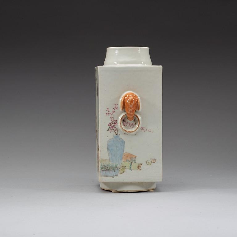 A square, famille rose vase. Late Qing Dynasty/Republic era, early 20th century.