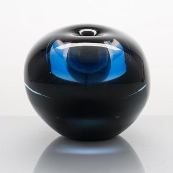 Timo Sarpaneva, a 'Black bird' sculpture signed Timo Sarpaneva 1997. Nuutajärvi glass factory.