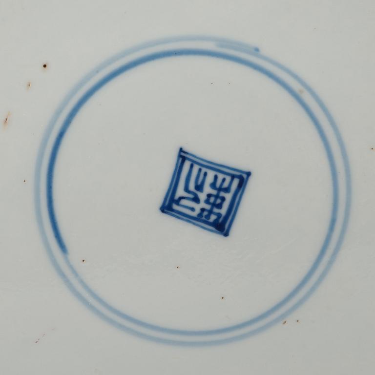 A blue and white dish, Qing dynasty, Kangxi (1662-1722).
