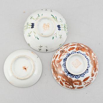 Four porcelain bowl and one cover, China, late Qing dynasty and 20th century.