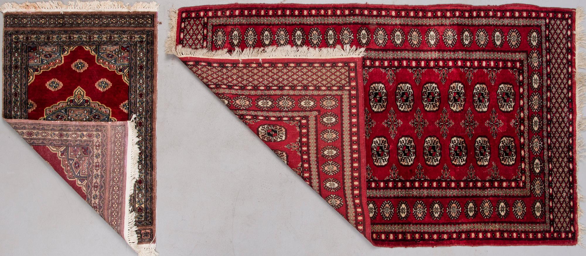 MATTOR, 2 st, orientaliska, ca 163x99 cm, ena Pakistan, ca 95x60 cm.