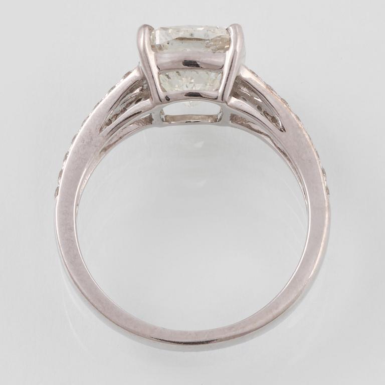 RING, 18K vitguld med radiantslipad diamant ca 3.22 ct samt briljantslipade diamanter ca 0.31 ct. Vikt 4,8 gram.