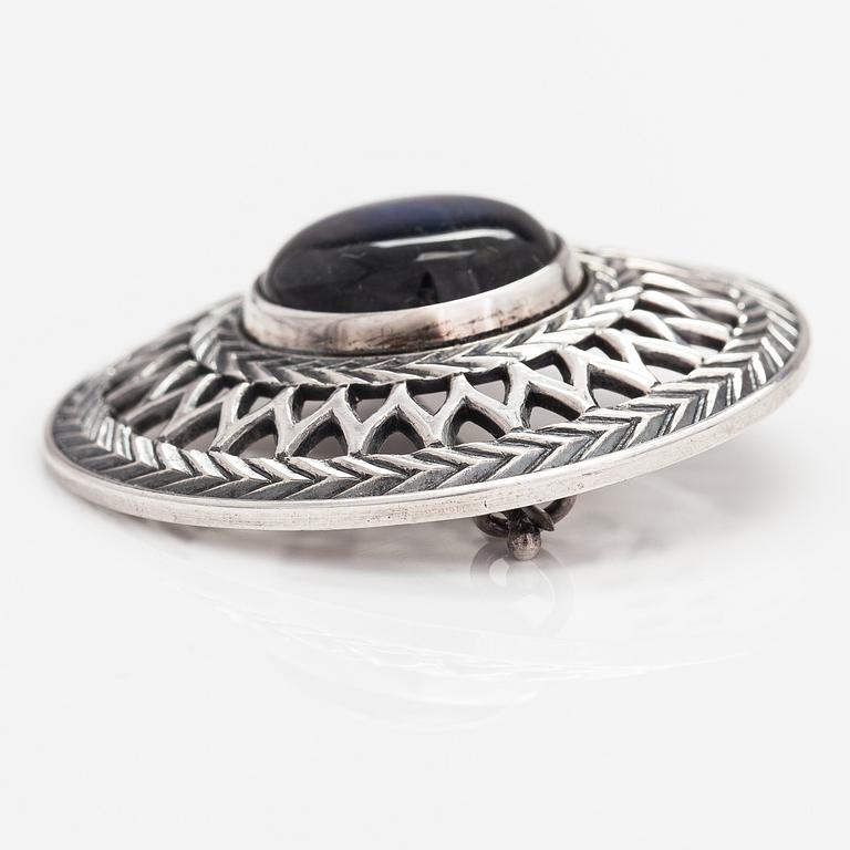 Brosch, modell 287, sterlingsilver, spektrolit. Kalevala Koru, Helsingfors 1981.