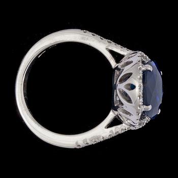 A blue sapphire, 7.43 cts, and brilliant cut diamond ring, tot. app. 0.45 cts.
