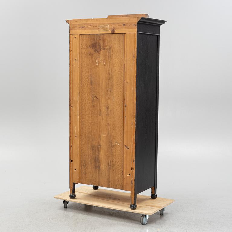 Klädskåp, David Lindgrens Möbelfabrik, Luleå, 1910/20-tal.