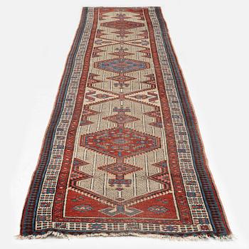 A Sarab/Hamadan runner, antique, c. 430 x 95 cm.