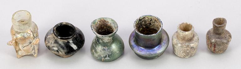 FLASKOR SAMT KÄRL, 6 st, glas, Medelhavsområdet, bla troligen 500-800-talet e Kr.